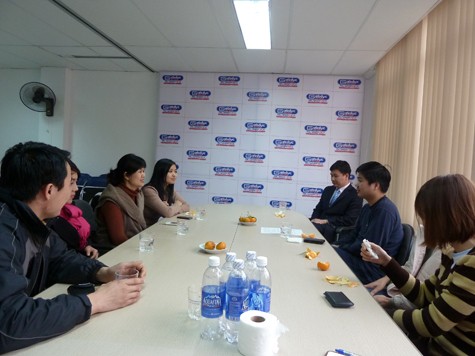 Ca sỹ Thái Thùy Linh bàn giao lại trách nhiệm đứng lớp cho Trung tâm Solart tại báo Điện tử Giáo dục Việt Nam. (Ảnh Thu Hòe)